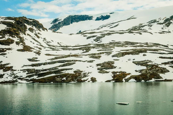 Lake in Noorse bergen — Stockfoto