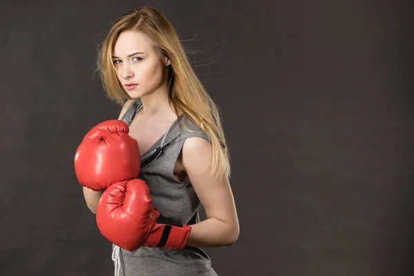 Krásná žena s červeným Boxerské rukavice — Stock fotografie