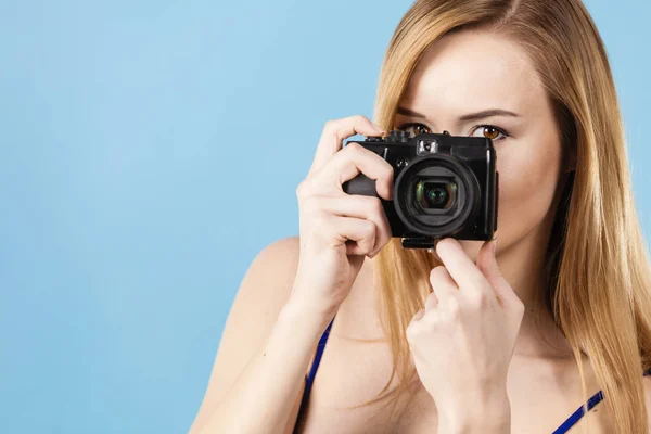 Wanita muda memegang kamera kuno — Stok Foto