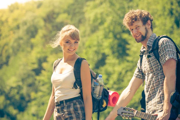 Senderismo pareja joven con la guitarra mochila al aire libre —  Fotos de Stock
