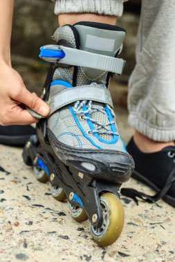 Tekerlekli paten üzerinde açık koyarak kadın.