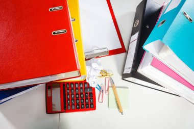 Ofis Büro kağıtları ile çevrili.