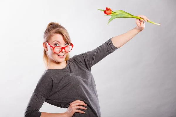 Lekfull tjej att ha kul med blomma tulpan. — Stockfoto