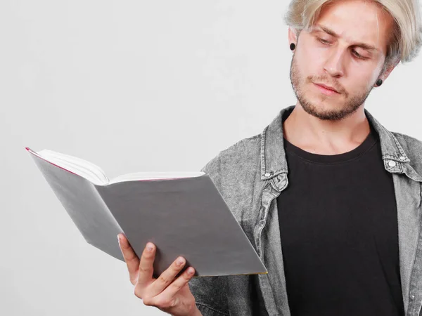 Männlicher Student mit Lehrbüchern — Stockfoto