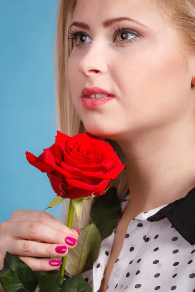 Donna che tiene il fiore di rosa rosso sul blu — Foto Stock