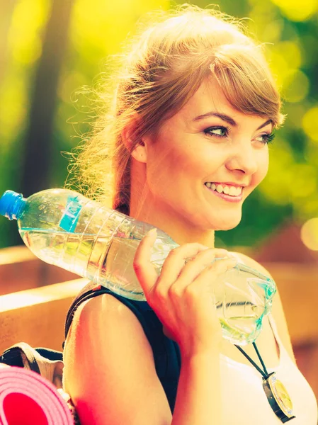 Turista mujer con mochila botella de agua —  Fotos de Stock