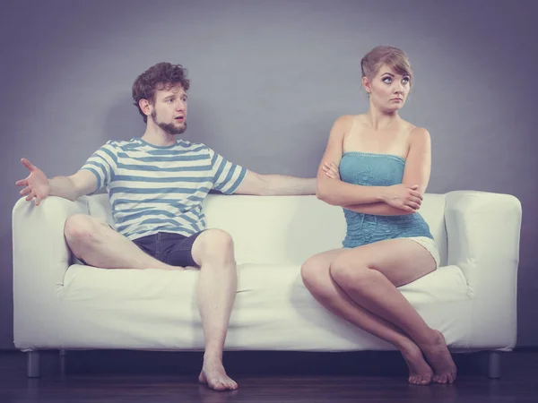 Hombre y mujer en desacuerdo sentados en el sofá — Foto de Stock