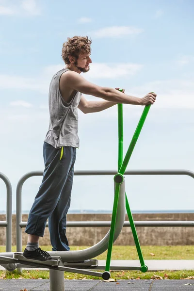 Man uit te oefenen op elliptische trainer. — Stockfoto