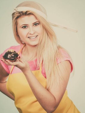 Kevgir kafasına takmış cupcake tutan kadın