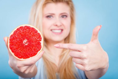 Kadın greyfurt narenciye meyve elinde tutan