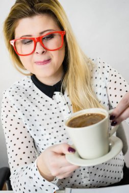 Sıcak kahve içme ofisinde mutlu kadın