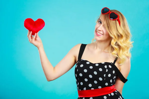 Mujer sosteniendo corazón rojo símbolo de amor — Foto de Stock