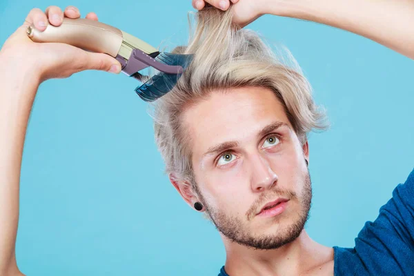 Man going to shave his long hair — Stock Photo, Image