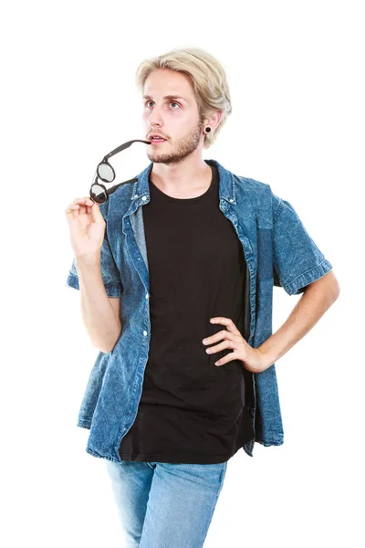 Artístico hipster chico sosteniendo gafas — Foto de Stock