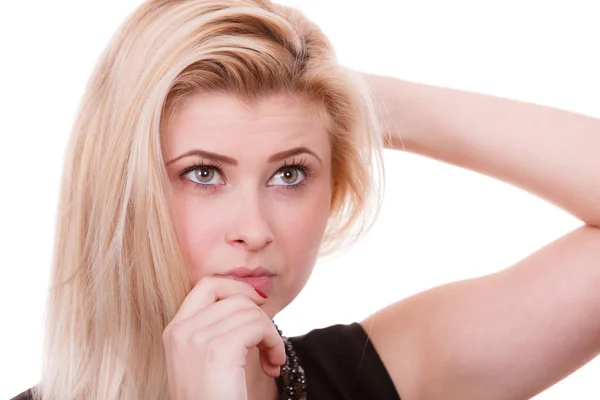 Attraktive blonde Frau denkt und überlegt — Stockfoto