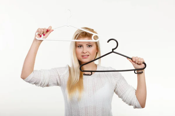 Mulher loira segurando cabide de roupas — Fotografia de Stock