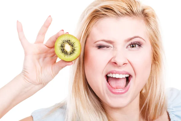Woman holding green kiwi fruit — Stock Photo, Image