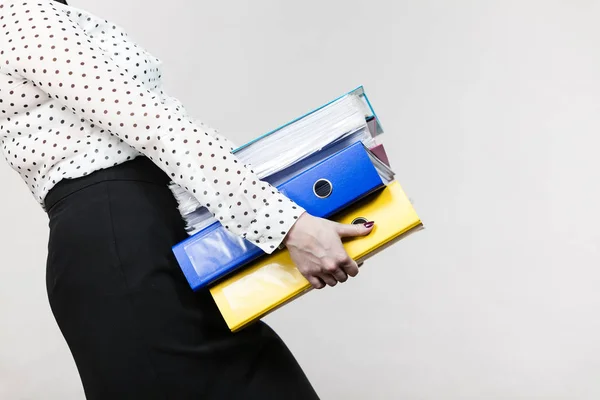 女人抱着沉重的多彩粘合剂的文件 — 图库照片