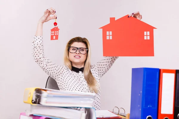 Glad affärskvinna i office håller hus — Stockfoto