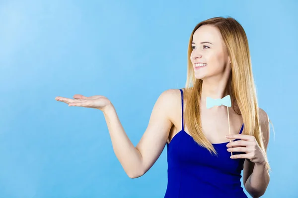 Frau hält Karnevalszubehör am Stock — Stockfoto