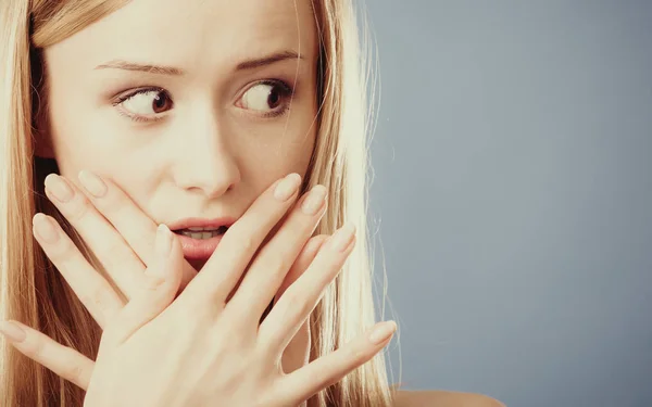 Donna stupita che si copre la bocca con le mani — Foto Stock