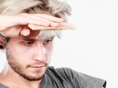 Adam makas ve tarak yeni saç modeli oluşturma