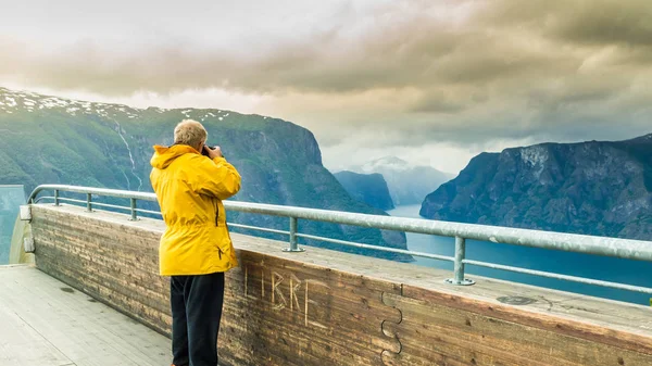 Fotógrafo turístico con cámara en el mirador Stegastein, Noruega — Foto de Stock