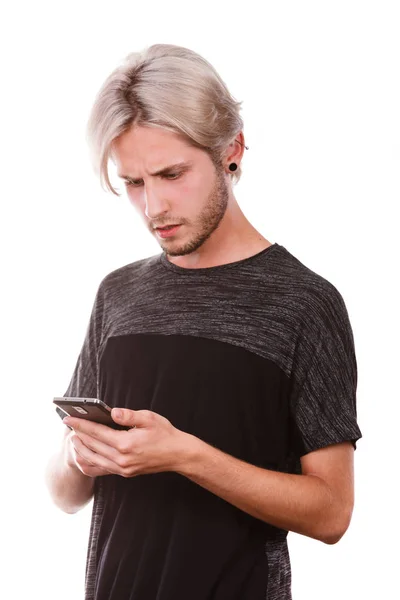 Homem chocado usando telefone celular ler mensagem — Fotografia de Stock