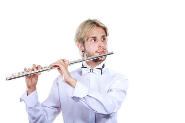 Manliga flöjtisten spelar sin flöjt — Stockfoto