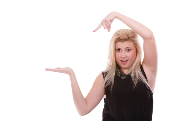 Blond kvinna som pekar med händerna på copyspace — Stockfoto