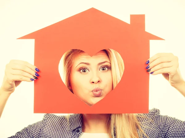 Mujer feliz sosteniendo casa de papel rojo — Foto de Stock
