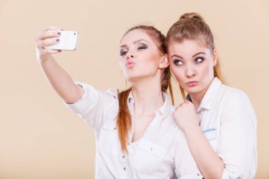 arkadaşlar öğrenci kızlar ile akıllı telefon kendi kendine fotoğraf çekme