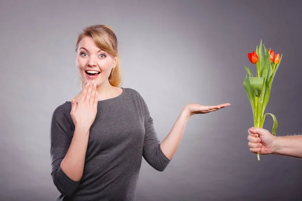 Mulher recebe buquê de tulipas do homem . — Fotografia de Stock