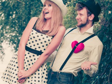 retro tarzı çift kırmızı kalp aşık