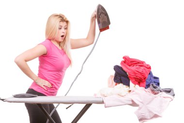 Ütü yapmak üzere demir tutan kadın