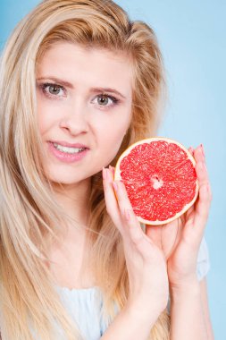 Kadın greyfurt narenciye meyve elinde tutan