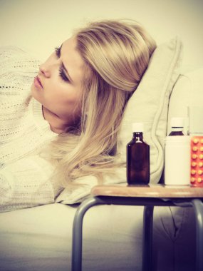 Grip olan koltukta yalan üzücü hasta kadın