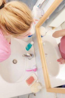 Makyaj çıkarmak için pamuk yastık kullanan kadın