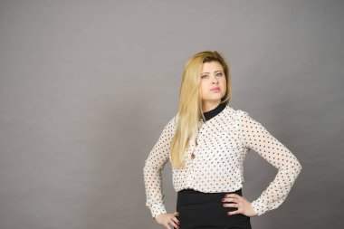 kalçalarına emin işçisi ile ayakta eller