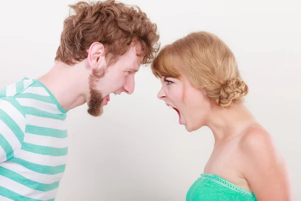 Angry woman and man yelling at each other. — Stock Photo, Image
