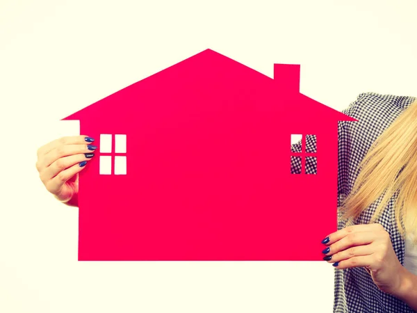 Kvinnan handen håller rött papper hus — Stockfoto