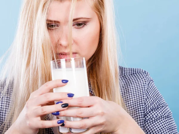 Vrouw die melk drinkt uit glas — Stockfoto