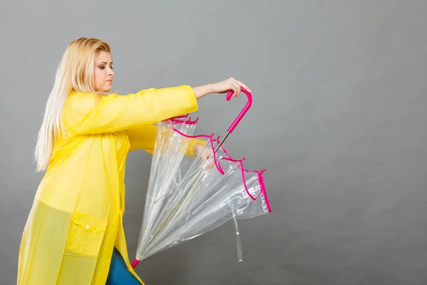 Kvinnan bär regnrock innehav paraply — Stockfoto