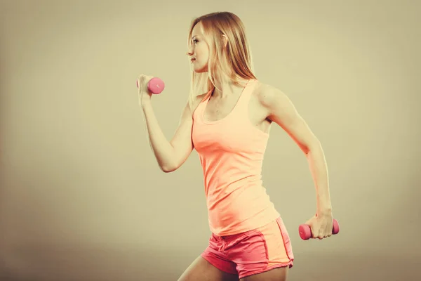 Fitness-Frau trainiert mit Kurzhanteln. — Stockfoto