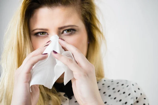 Mulher doente com gripe espirra para o tecido — Fotografia de Stock