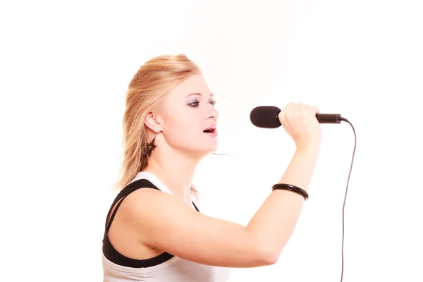 Blond kobieta śpiewa do mikrofonu, widok profilu — Zdjęcie stockowe