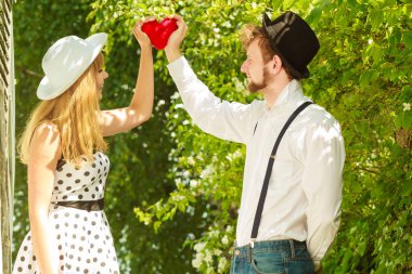 retro tarzı çift kırmızı kalp aşık