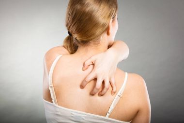 Anti döküntü ile kaşıntılı onu geri tırmalamak kadın