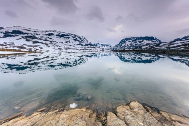 Donmuş göl ile Norveç doğal Dağları.