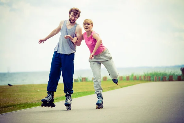 Patinador pareja patinaje al aire libre — Foto de Stock